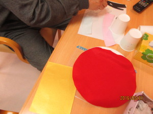 材料は紙皿や紙コップ・折り紙です(^O^)／